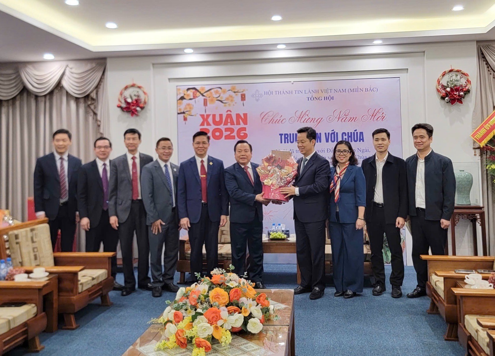 Đồng chí Vũ Đăng Định - Uỷ viên Ban Thường vụ Thành uỷ, Bí thư Đảng uỷ, Chủ tịch HĐND phường Hoàn Kiếm tặng quà nhân dịp Tết Bính Ngọ 2026