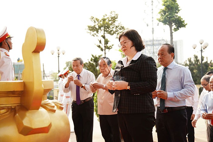 Bà Văn Thị Bạch Tuyết – Phó Bí thư Thành ủy TP.HCM cùng đại biểu dâng hương tưởng nhớ những người ngã xuống vì đất nước  