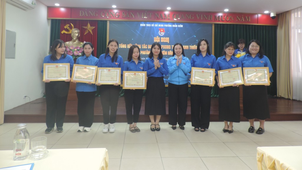 Các tập thể xuất sắc được tuyên dương, khen thưởng 