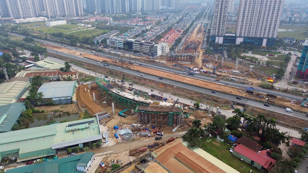 Nút giao giữa vành đai 3,5 với đại lộ Tây Thăng Long với tổng mức đầu tư 2.380 tỷ đồng đang được tăng tốc triển khai. Điểm nhấn quan trọng của dự án là hầm chui trực thông theo hướng Lê Trọng Tấn đi quốc lộ 32.