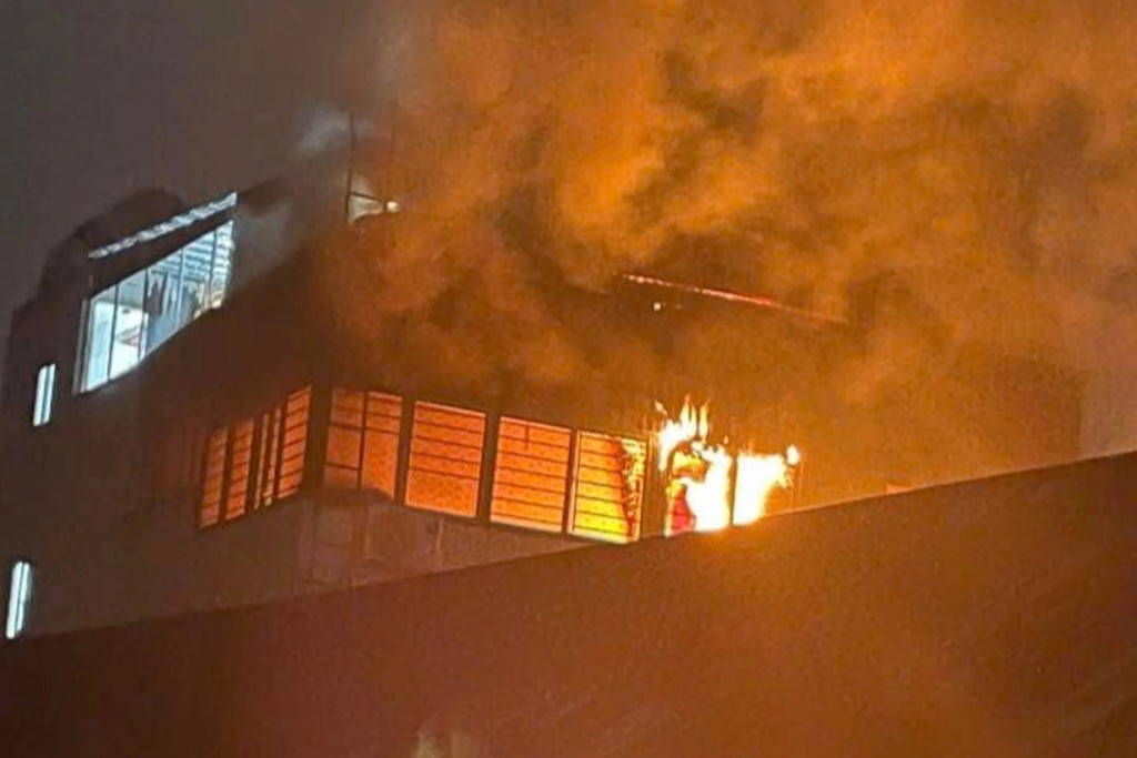 Khói lửa bốc ra tại tầng tum của ngôi nhà cao tầng ở Khương Trung, phường Khương Đình, Hà Nội (Ảnh: CACC)