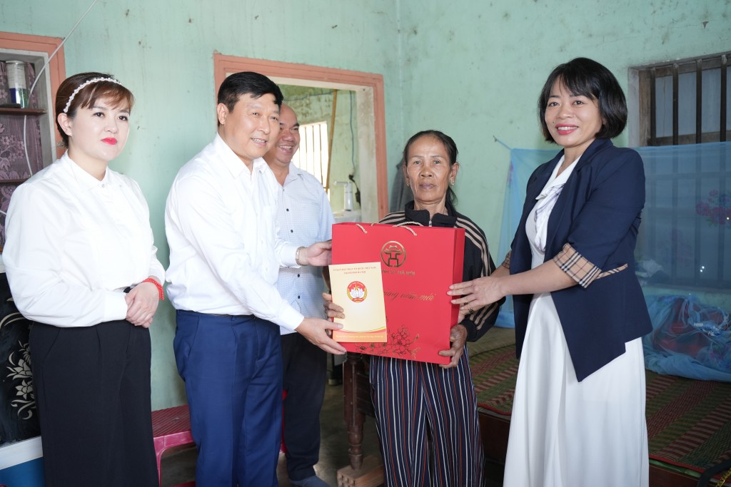 Những phần quà chứa đựng tình cảm của người dân Thủ đô tới đồng bào còn nhiều khó khăn