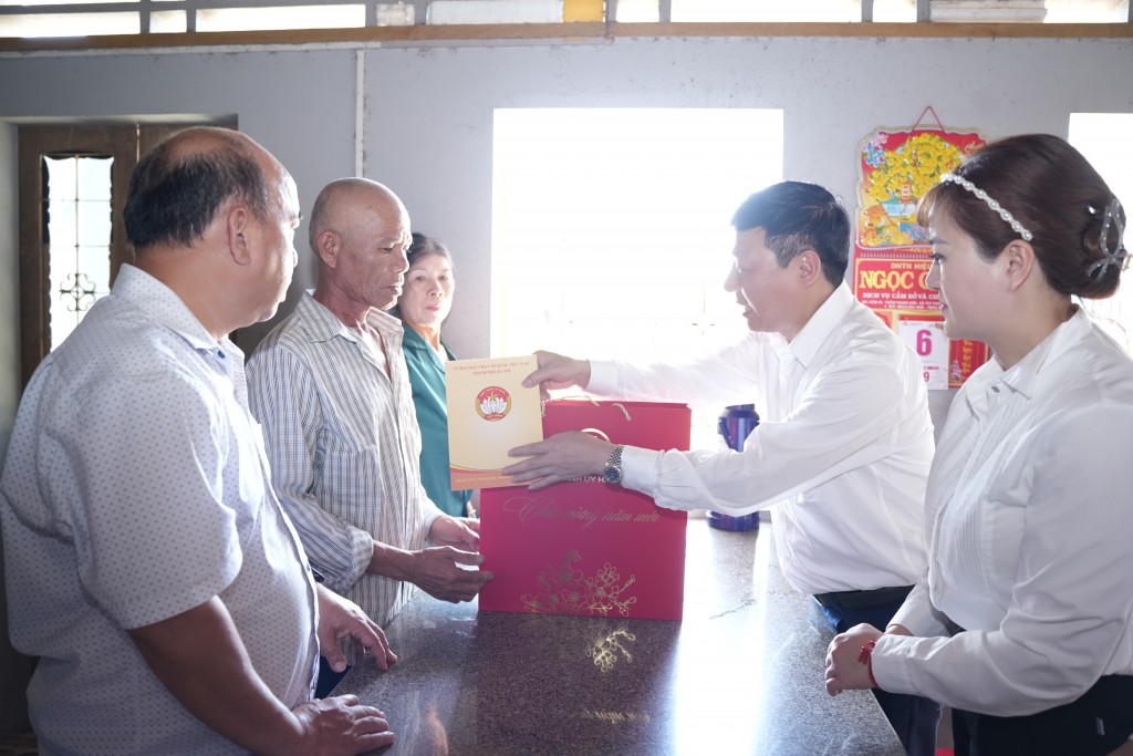 Đồng chí Phạm Anh Tuấn - Phó Chủ tịch Ủy ban MTTQ Việt Nam thành phố Hà Nội trao tận tay những tình cảm của người dân Thủ đô tới nhũng hộ có hoàn cảnh khó khăn