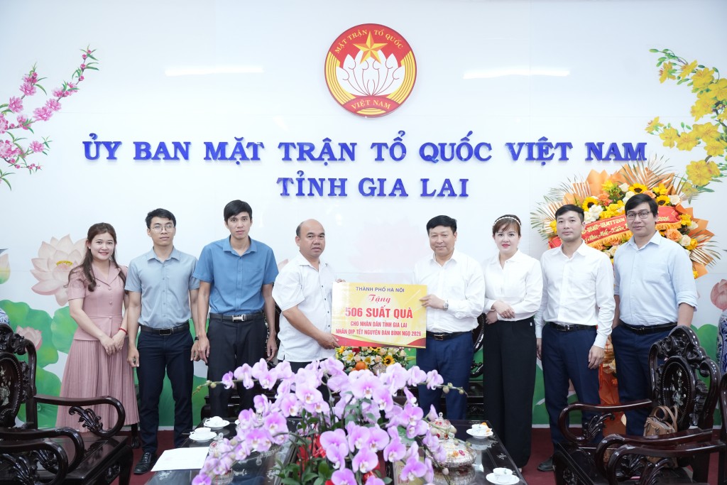 Đồng chí Phạm Anh Tuấn - Phó Chủ tịch Ủy ban MTTQ Việt Nam thành phố Hà Nội trao biểu trưng hỗ trợ 506 suất quà tới đại diện Ủy ban MTTQ Việt Nam tỉnh Gia Lai