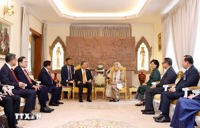 Tổng Bí thư Tô Lâm thăm hỏi, nói chuyện thân mật với Hoàng thái hậu Norodom Monineath Sihanouk. (Ảnh: Thống Nhất/TTXVN)