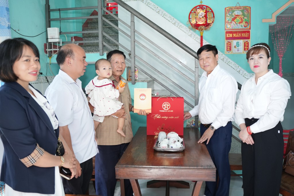 Đoàn công tác trao hỗ trợ cho hộ gia đình có hoàn cảnh khó khăn trên địa bàn tỉnh Gia Lai