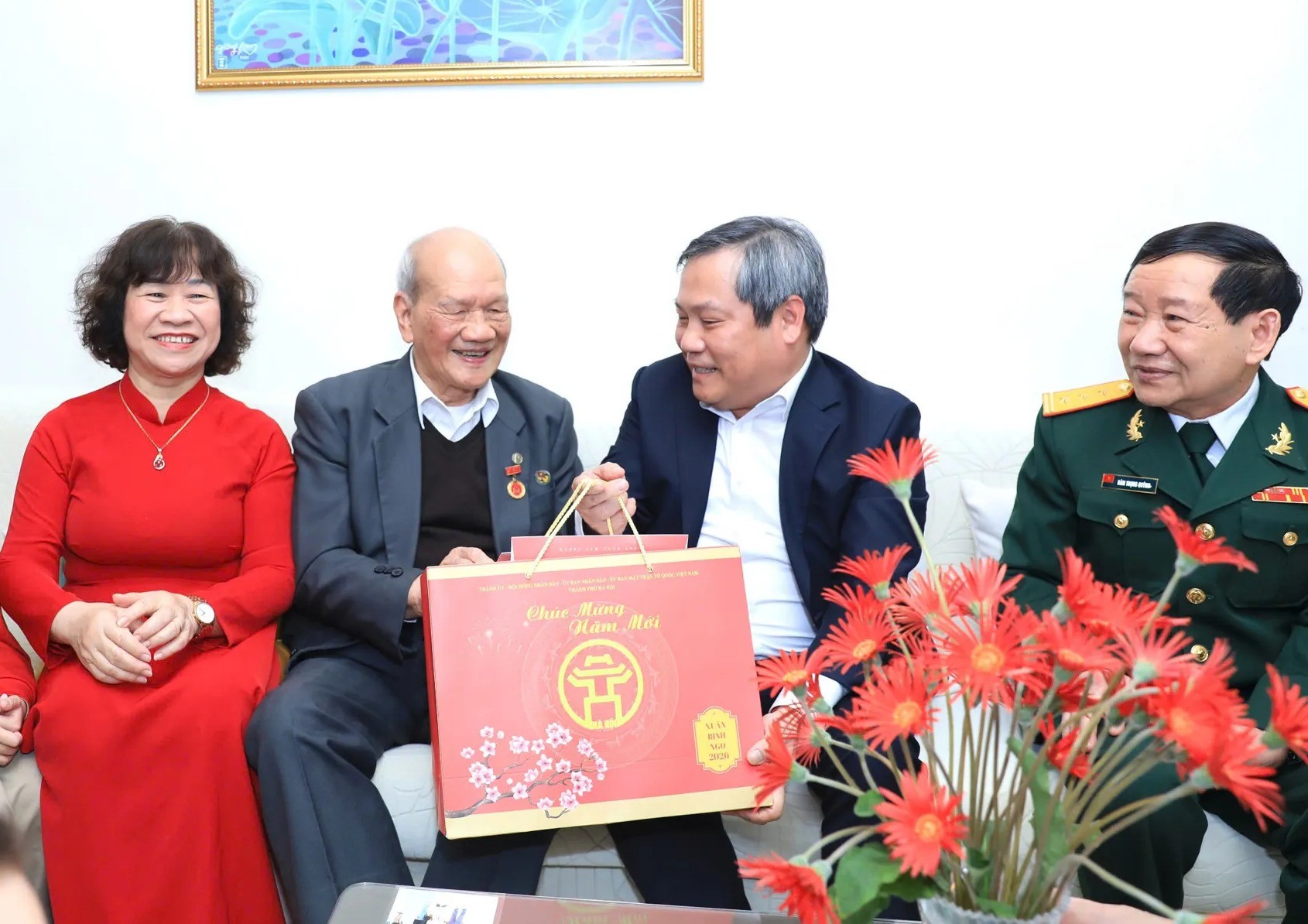 Chủ tịch UBND TP Hà Nội Vũ Đại Thắng đến thăm, tặng quà gia đình ông Nguyễn Hữu Tài, sinh năm 1928, cán bộ Tiền khởi nghĩa, Đại tá Quân đội, hiện đang sinh sống tại Tập thể 28 Điện Biên, phường Ba Đình