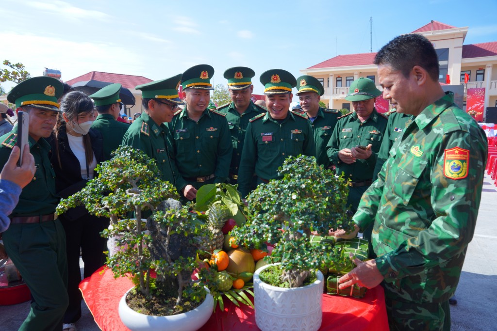 Các chiến sĩ bộ đội biên phòng tỉnh Đắk Lắk tham gia hoạt động bày mâm cỗ Tết Các chiến sĩ bộ đội biên phòng tỉnh Đắk Lắk tham gia hoạt động bày mâm cỗ Tết