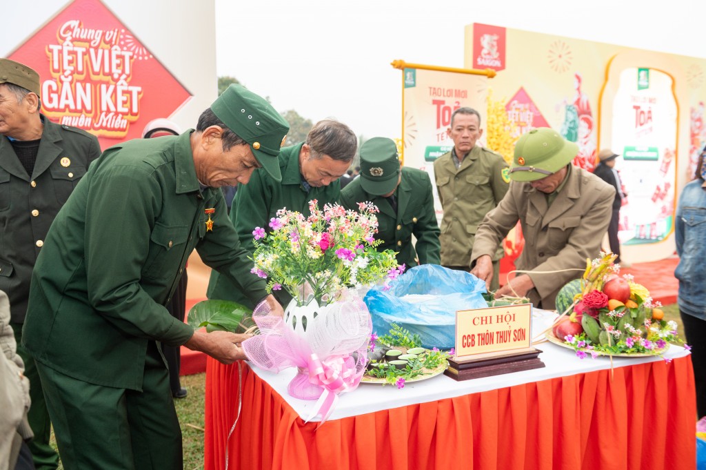 Các cựu chiến binh tại tỉnh Nghệ An tham gia phần thi gói bánh chưng và bày mâm cỗ trong sự kiện Các cựu chiến binh tại tỉnh Nghệ An tham gia phần thi gói bánh chưng và bày mâm cỗ trong sự kiện
