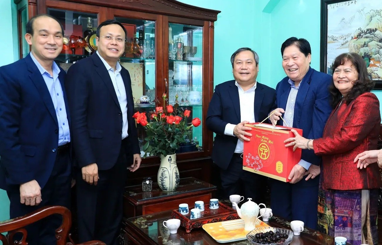 Chủ tịch UBND TP Hà Nội Vũ Đại Thắng thăm, tặng quà người có công tiêu biểu tại phường Ba Đình