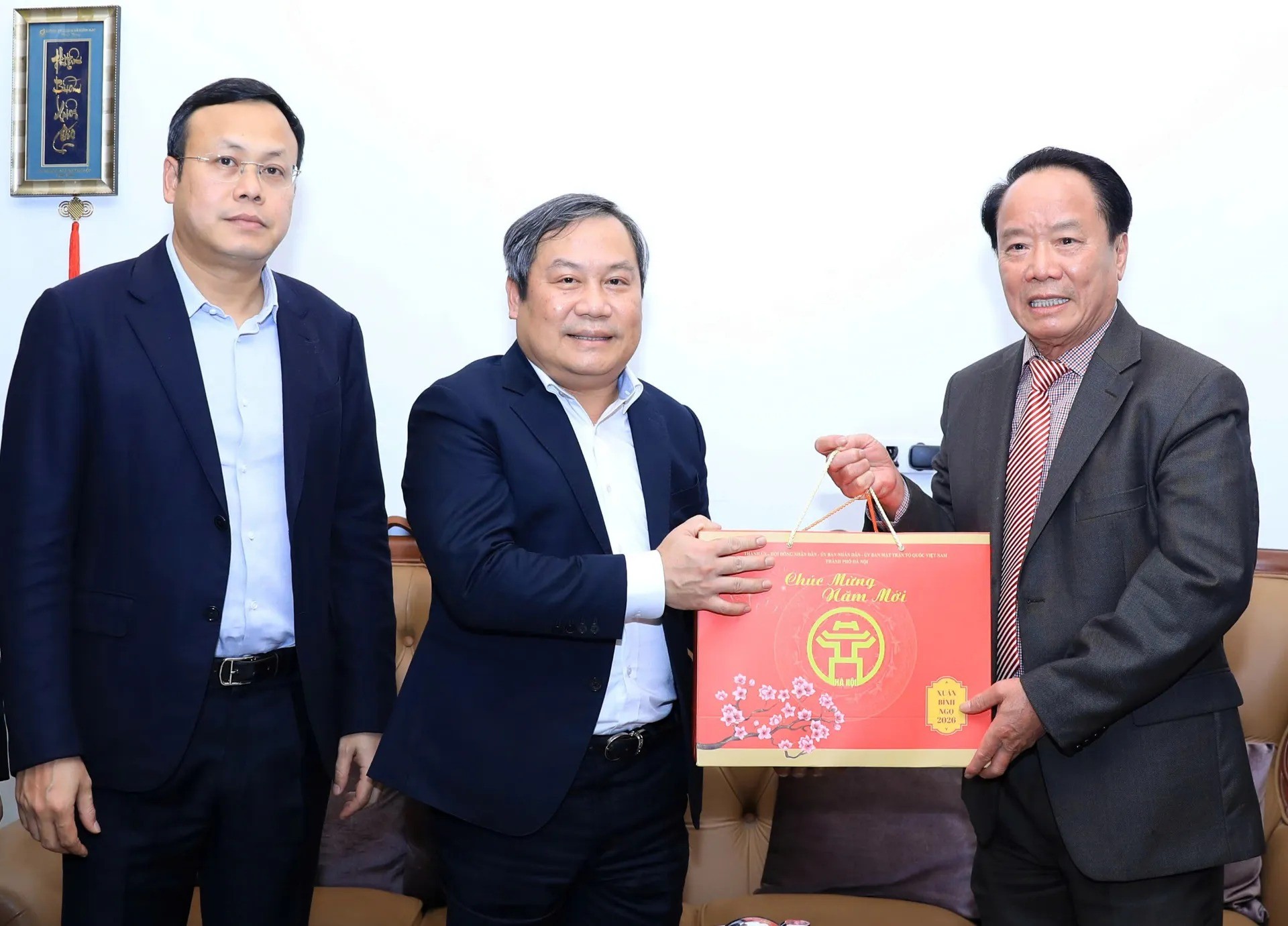 Chủ tịch UBND TP Hà Nội Vũ Đại Thắng đến thăm gia đình ông Đỗ Xuân Đông, sinh năm 1952, thương binh với tỷ lệ tổn thương cơ thể 61%, thường trú tại số 22D Đặng Dung, phường Ba Đình