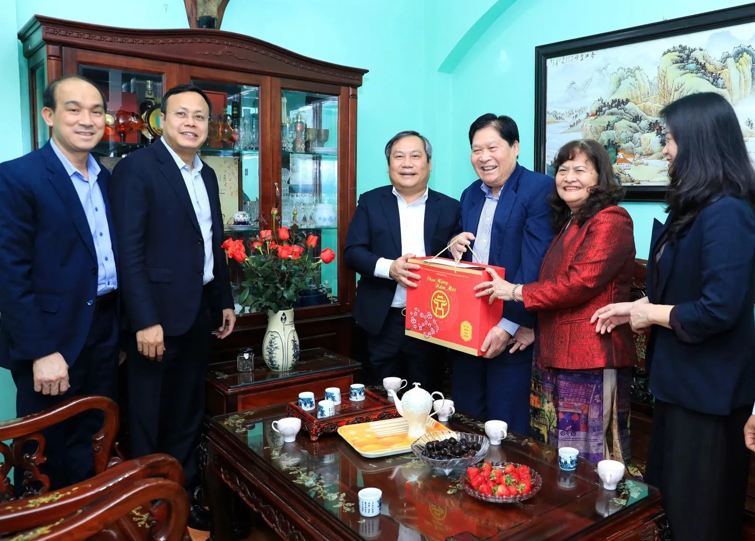 Chủ tịch UBND TP Hà Nội Vũ Đại Thắng đến thăm gia đình ông Phạm Hưng Củng, sinh năm 1947, thương binh với tỷ lệ tổn thương cơ thể 71%, hiện cư trú tại số 188 Quán Thánh, phường Ba Đình