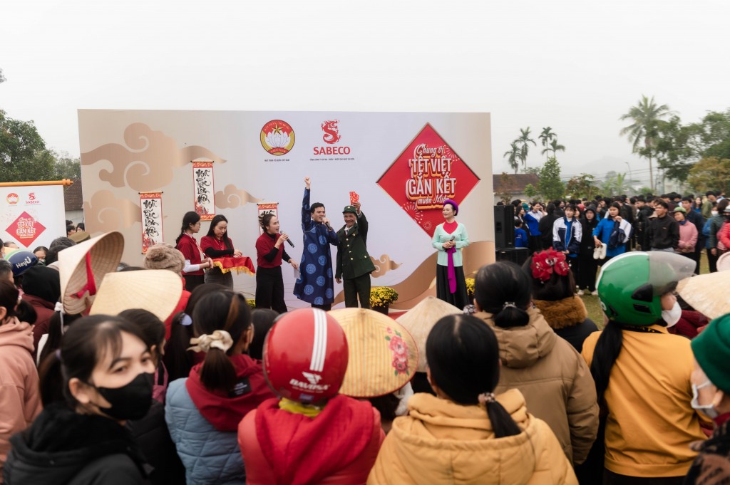 Người dân Nghệ An thích thú với hoạt động hát dân ca ví giặm tại sự kiện cộng đồng Chung Vị Tết Việt của SABECO Người dân Nghệ An thích thú với hoạt động hát dân ca ví giặm tại sự kiện cộng đồng Chung Vị Tết Việt của SABECO