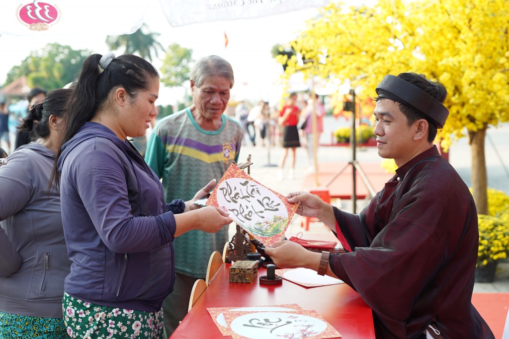 Người dân thích thú tham gia hoạt động xin chữ Ông Đồ tái hiện phong tục quen thuộc vào ngày Tết cổ truyền Việt Nam Người dân thích thú tham gia hoạt động xin chữ Ông Đồ tái hiện phong tục quen thuộc vào ngày Tết cổ truyền Việt Nam
