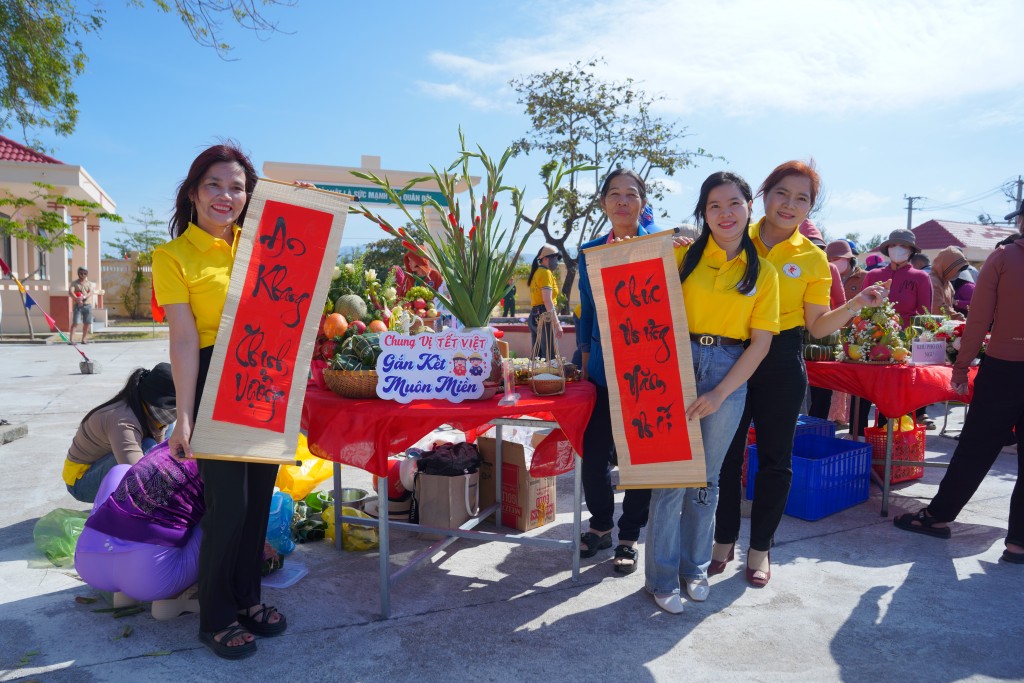 Người dân tỉnh Đắk Lắk thích thú với cuộc thi bày mâm cỗ Tết Người dân tỉnh Đắk Lắk thích thú với cuộc thi bày mâm cỗ Tết