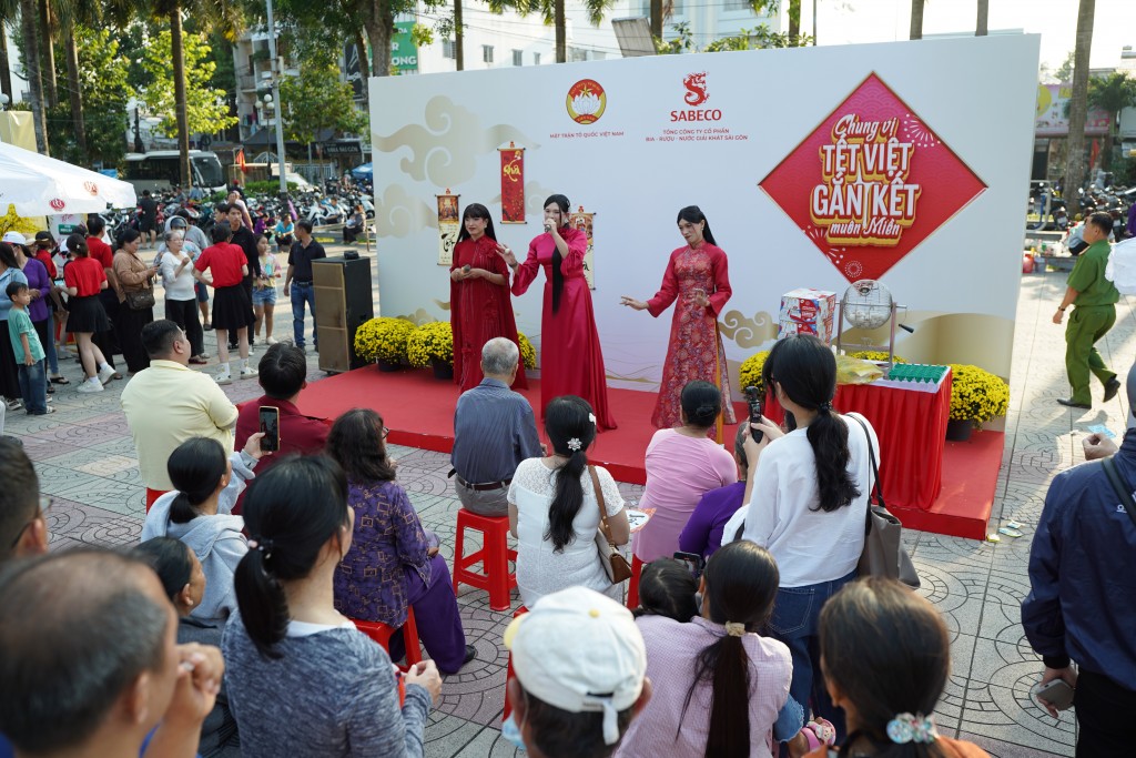 Người dân Vĩnh Long hào hứng tham gia hoạt động hát lô tô quen thuộc đậm nét miền tây Người dân Vĩnh Long hào hứng tham gia hoạt động hát lô tô quen thuộc đậm nét miền tây