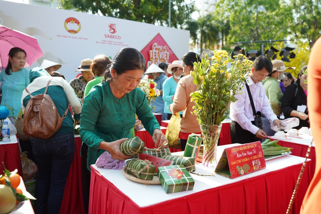 Người dân Vĩnh Long tham gia cuộc thi gói bánh tét và xếp mâm ngũ quả Người dân Vĩnh Long tham gia cuộc thi gói bánh tét và xếp mâm ngũ quả
