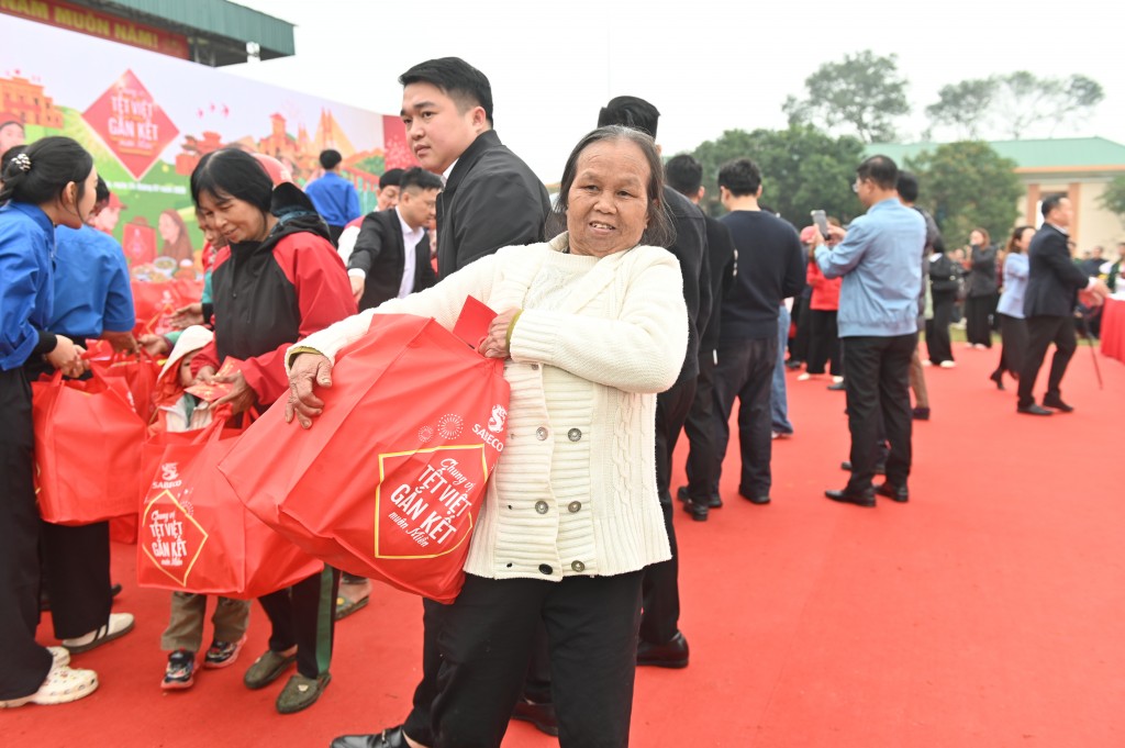 Người dân vui mừng khi nhận được các phần quà Tết ý nghĩa từ chương trình 3 Người dân vui mừng khi nhận được các phần quà Tết ý nghĩa từ chương trình 3