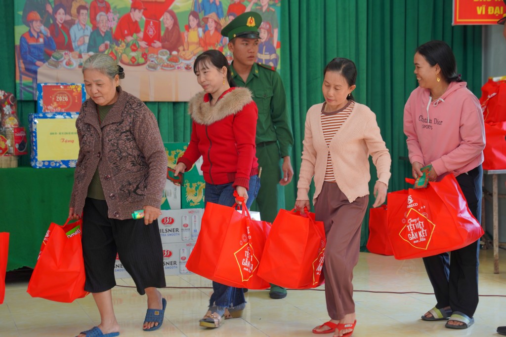 Người dân vui mừng khi nhận được các phần quà Tết ý nghĩa từ chương trình 4 Người dân vui mừng khi nhận được các phần quà Tết ý nghĩa từ chương trình 4