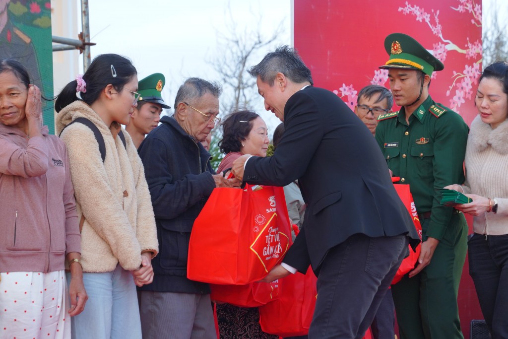 Ông Lester Tan, Tổng Giám đốc SABECO trao quà cho người dân tỉnh Đắk Lắk Ông Lester Tan, Tổng Giám đốc SABECO trao quà cho người dân tỉnh Đắk Lắk