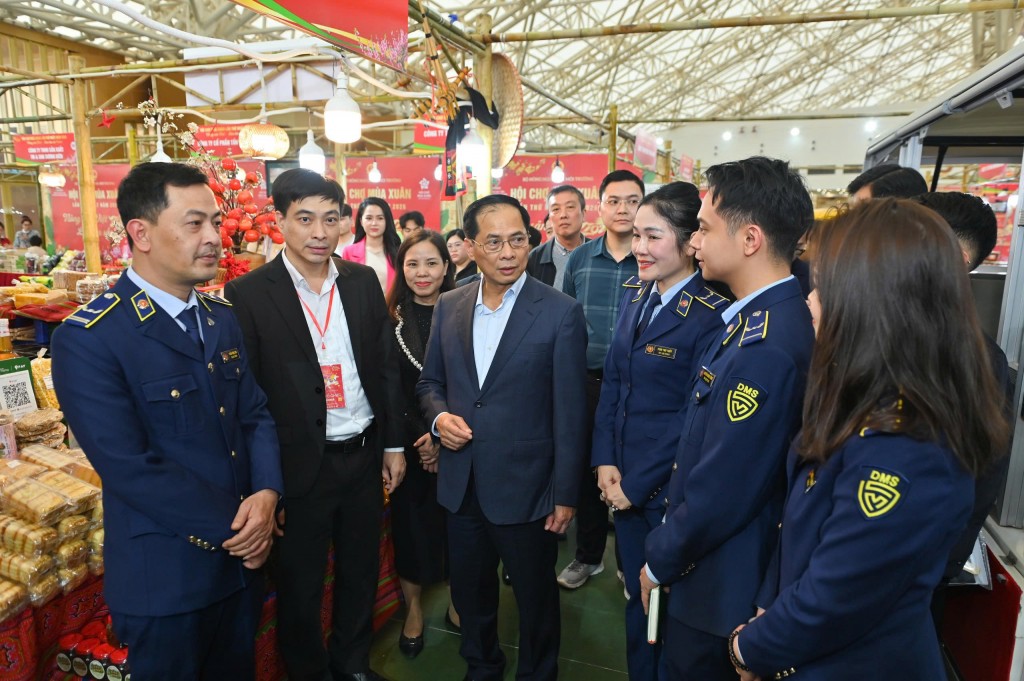 kiểm tra công tác tổ chức và mua hàng tại Hội chợ mùa Xuân