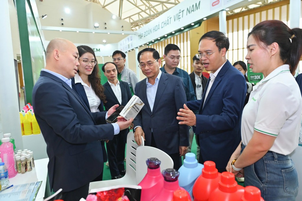 Phó Thủ tướng Bùi Thanh Sơn trải nghiệm không gian Hội chợ Mùa Xuân