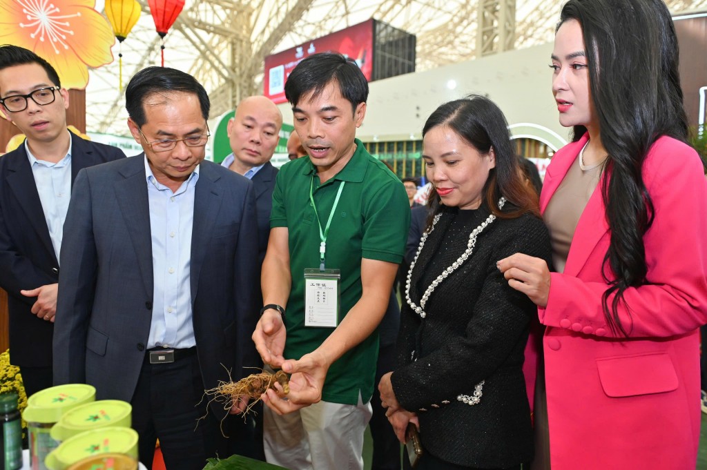 Phó Thủ tướng Bùi Thanh Sơn trải nghiệm không gian Hội chợ Mùa Xuân