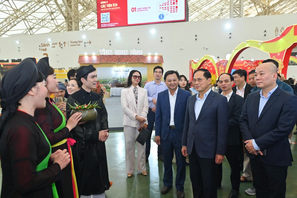 Phó Thủ tướng Bùi Thanh Sơn trải nghiệm không gian Hội chợ Mùa Xuân