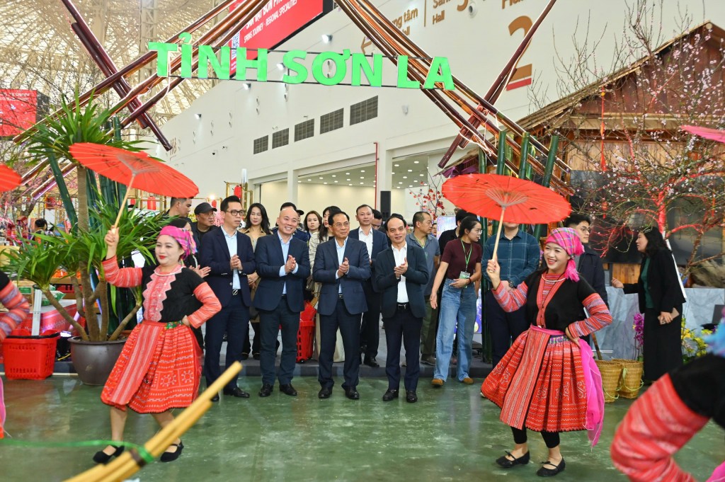 Phó Thủ tướng Bùi Thanh Sơn trải nghiệm không gian Hội chợ Mùa Xuân