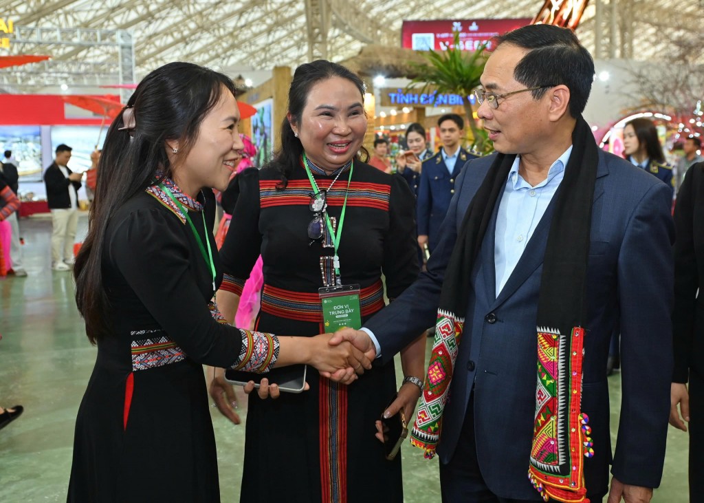 Phó Thủ tướng Bùi Thanh Sơn trải nghiệm không gian Hội chợ Mùa Xuân