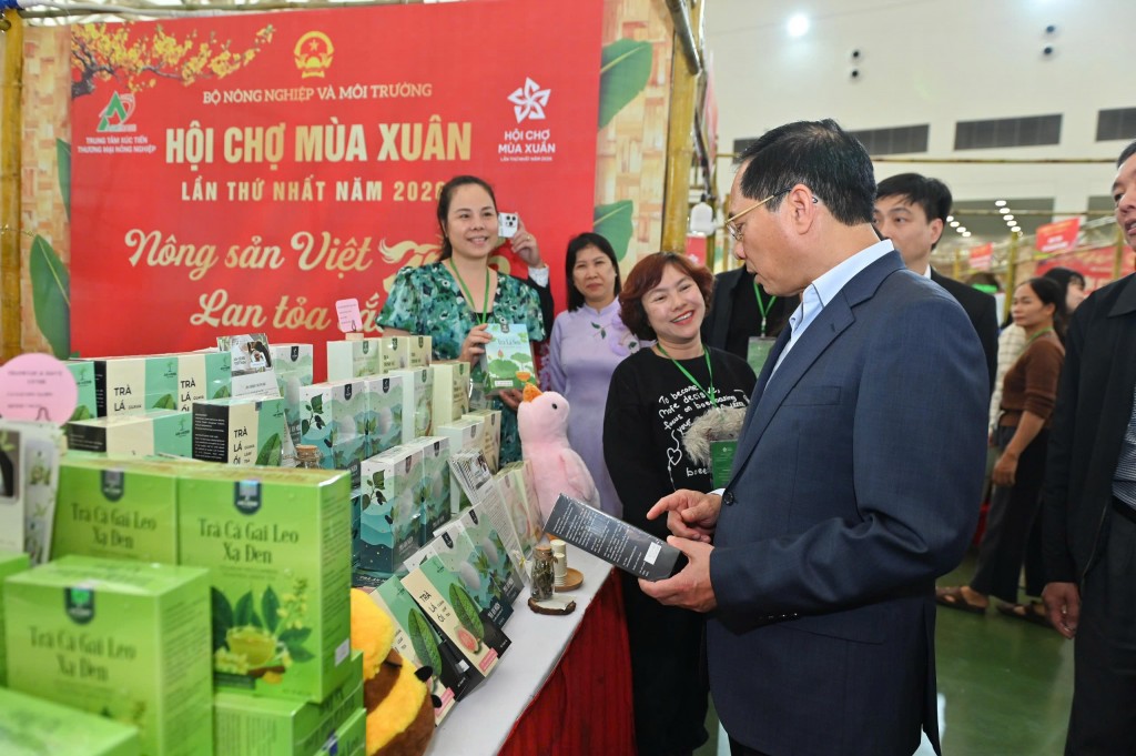 Phó Thủ tướng Bùi Thanh Sơn trải nghiệm không gian Hội chợ Mùa Xuân