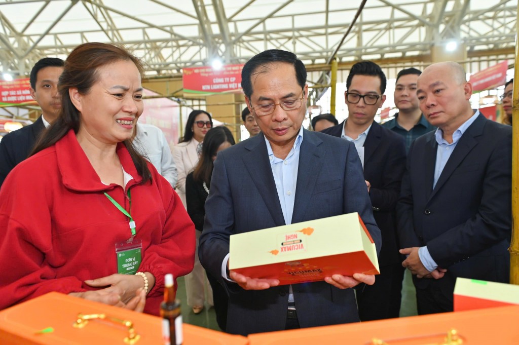 Phó Thủ tướng Bùi Thanh Sơn trải nghiệm không gian Hội chợ Mùa Xuân