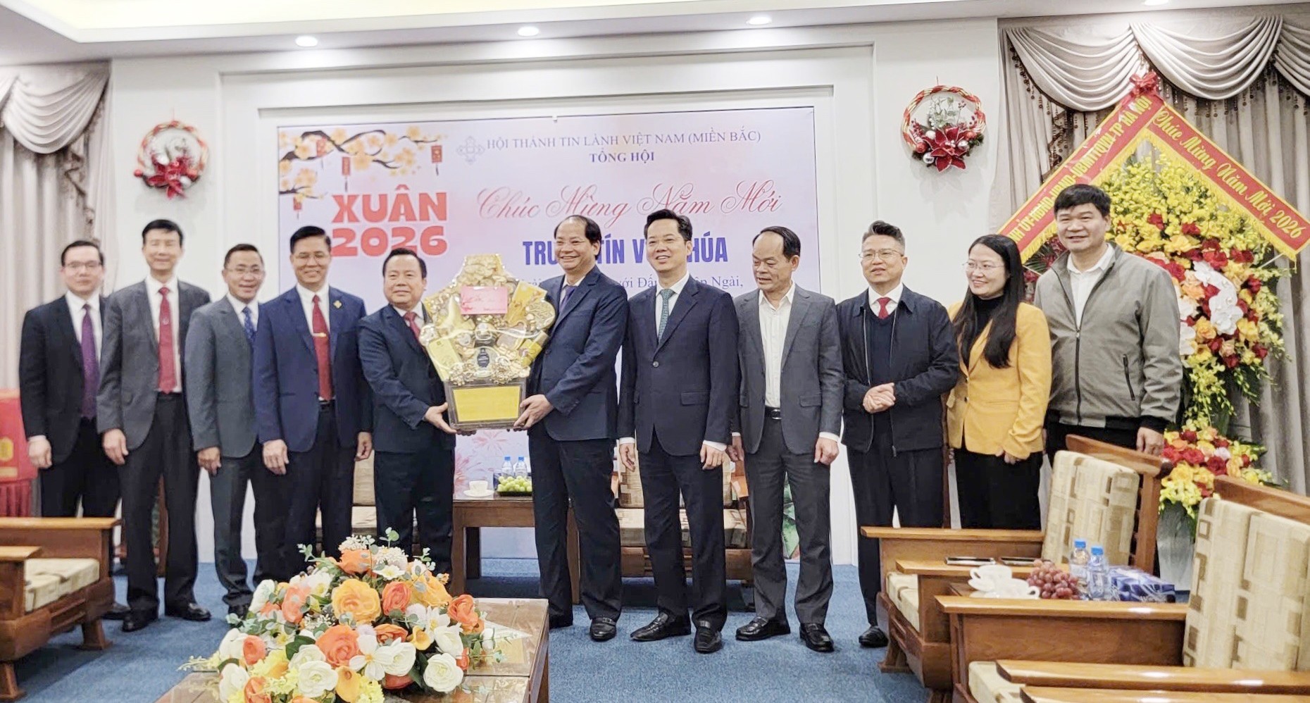 Đồng chí Nguyễn Doãn Toản tặng quà, chúc mừng Hội Thánh Tin lành Việt Nam (miền Bắc) nhân dịp Tết cổ truyền Bính Ngọ 2026