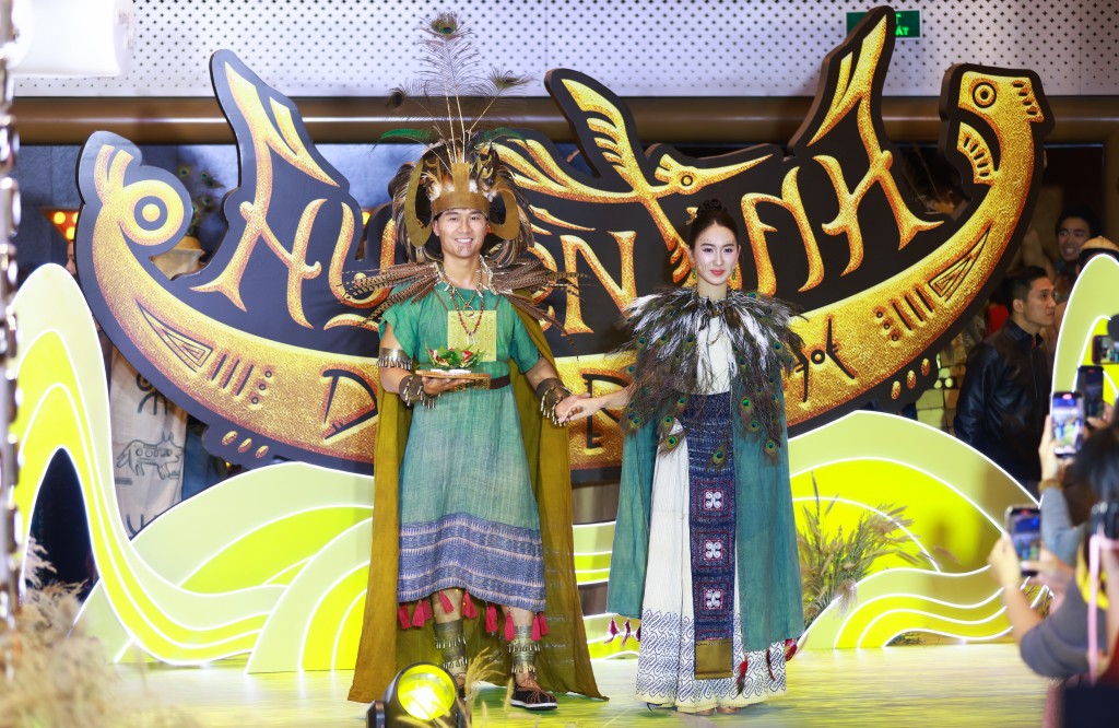 Cặp đôi Chử Đồng Tử - Tiên Dung do các diễn viên Nguyễn Xuân Phúc - Lê Trần Thanh Tâm đảm nhiệm