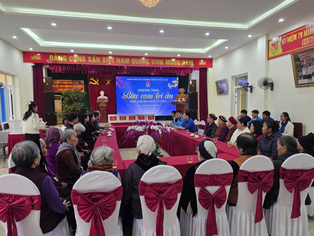 Đoàn Thanh niên thành phố Hà Nội đã trao 35 phần quà Tết cho các bà, các cụ tại Trung tâm nuôi dưỡng người có công Hà Nội, mỗi phần trị giá 700.000 đồng Đoàn Thanh niên thành phố Hà Nội đã trao 35 phần quà Tết cho các bà, các cụ tại Trung tâm nuôi dưỡng người có công Hà Nội, mỗi phần trị giá 700.000 đồng