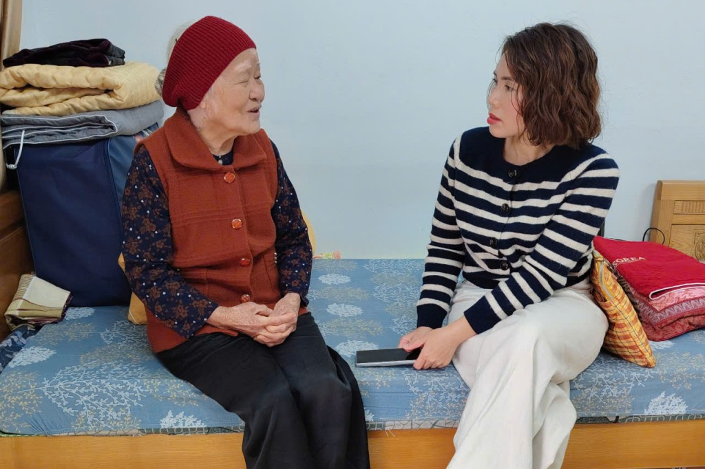 Cụ Văn chia sẻ câu chuyện về cuộc đời của mình với PV Cụ Văn chia sẻ câu chuyện về cuộc đời của mình với PV