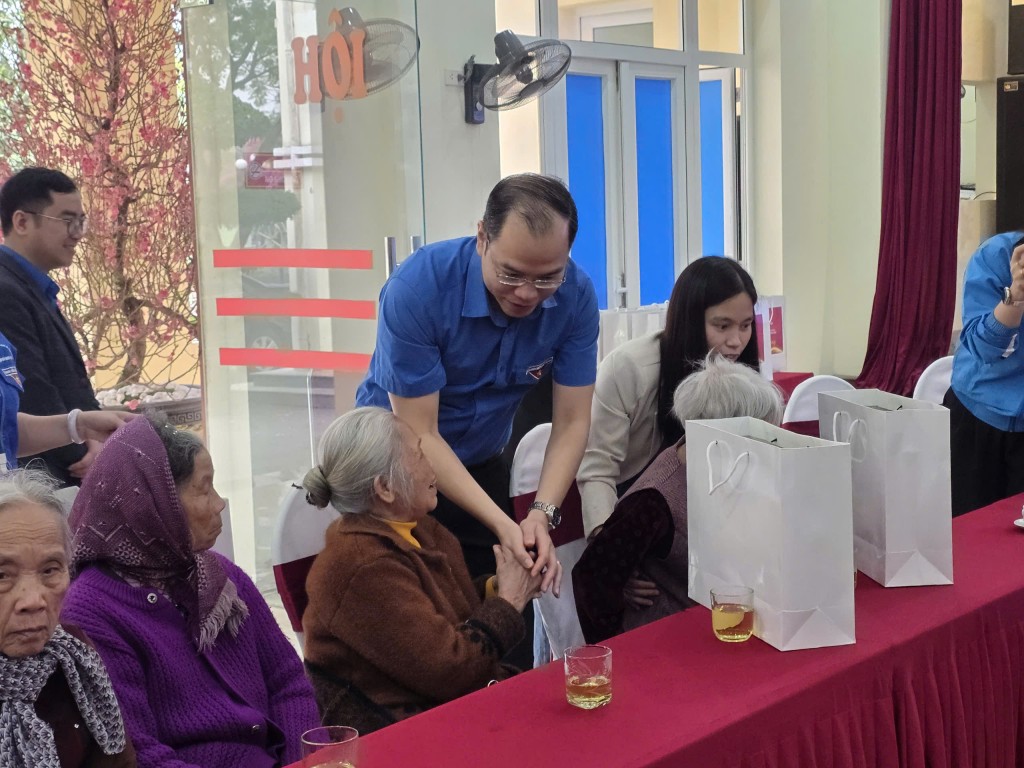 Đồng chí Nguyễn Tiến Hưng tặng quà cho các bà, các cụ - người có công tại chương trình Đồng chí Nguyễn Tiến Hưng tặng quà cho các bà, các cụ - người có công tại chương trình