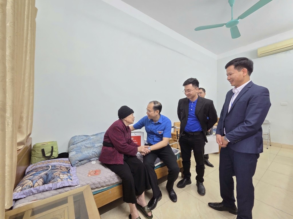 Lãnh đạo Thành đoàn Hà Nội thăm, tặng quà tại phòng những cụ già đang bị mệt Lãnh đạo Thành đoàn Hà Nội thăm, tặng quà tại phòng những cụ già đang bị mệt