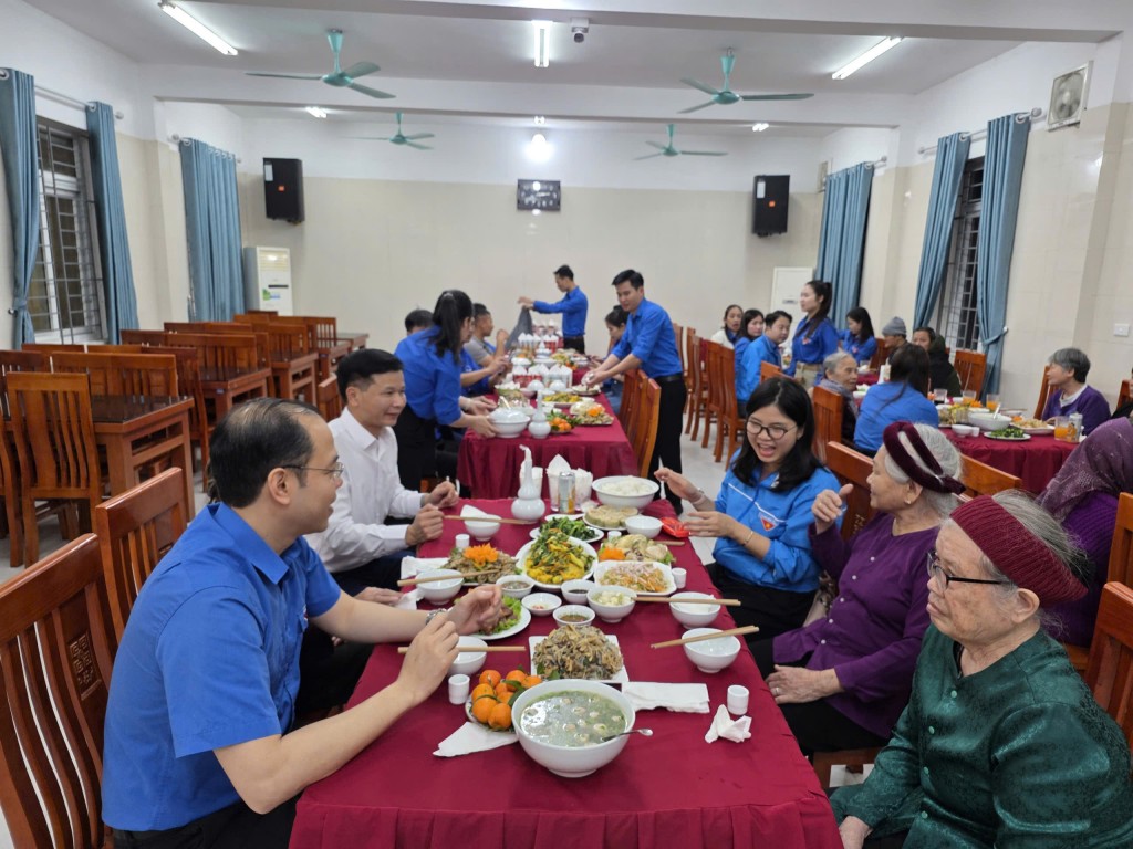 Bữa cơm tri ân ấm áp nghĩa tình của người trẻ Bữa cơm tri ân ấm áp nghĩa tình của người trẻ