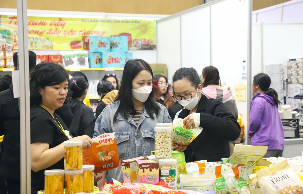 Công nhân lao động mua sắm tại Chợ Tết Công đoàn