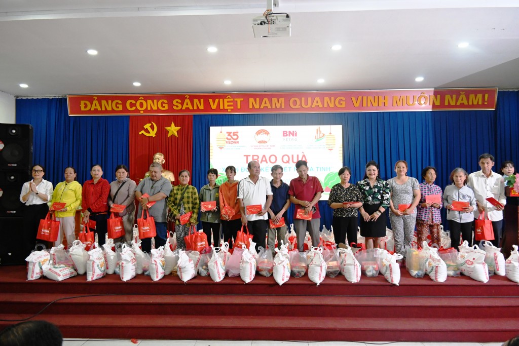 Bà Nguyễn Thu Thuỷ - Phó Giám đốc Đối ngoại Vedan Việt Nam (áo xanh) đến trao quà Tết cho người dân phường Phú Mỹ