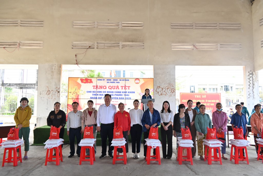 Bà Yang Nai Hsuan - Trợ lý đặc biệt Văn phòng Tổng Giám Đốc Vedan Việt Nam (áo trắng) cùng địa phương trao các phần quà Tết cho người dân xã Phước Thái