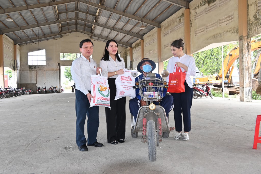 Đại diện UBND xã Phước Thái và đại diện Vedan Việt Nam phối hợp trao tặng quà tết cho người dân