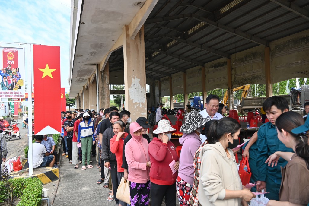 Hàng trăm phần quà được trao tận tay người dân