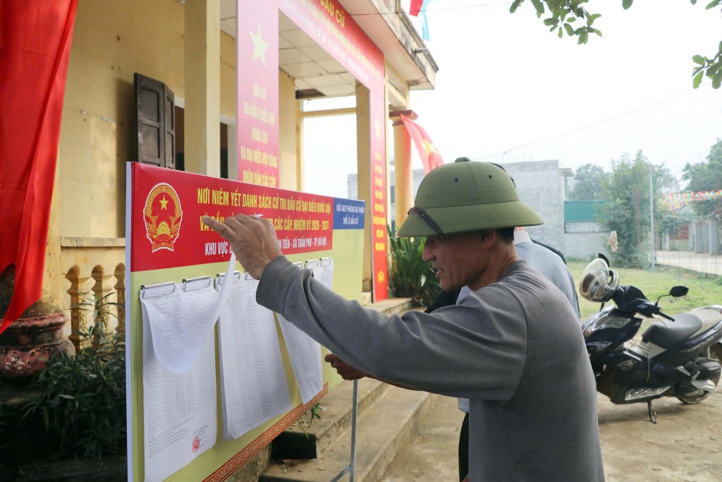 Xã Trần Phú kiểm tra danh sách cử tri và khu vực bỏ phiếu chuẩn bị bầu cử 2026-2031