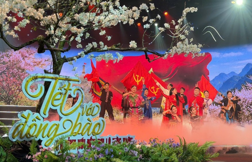 Nơi mùa xuân của bản làng hòa chung với đất nước