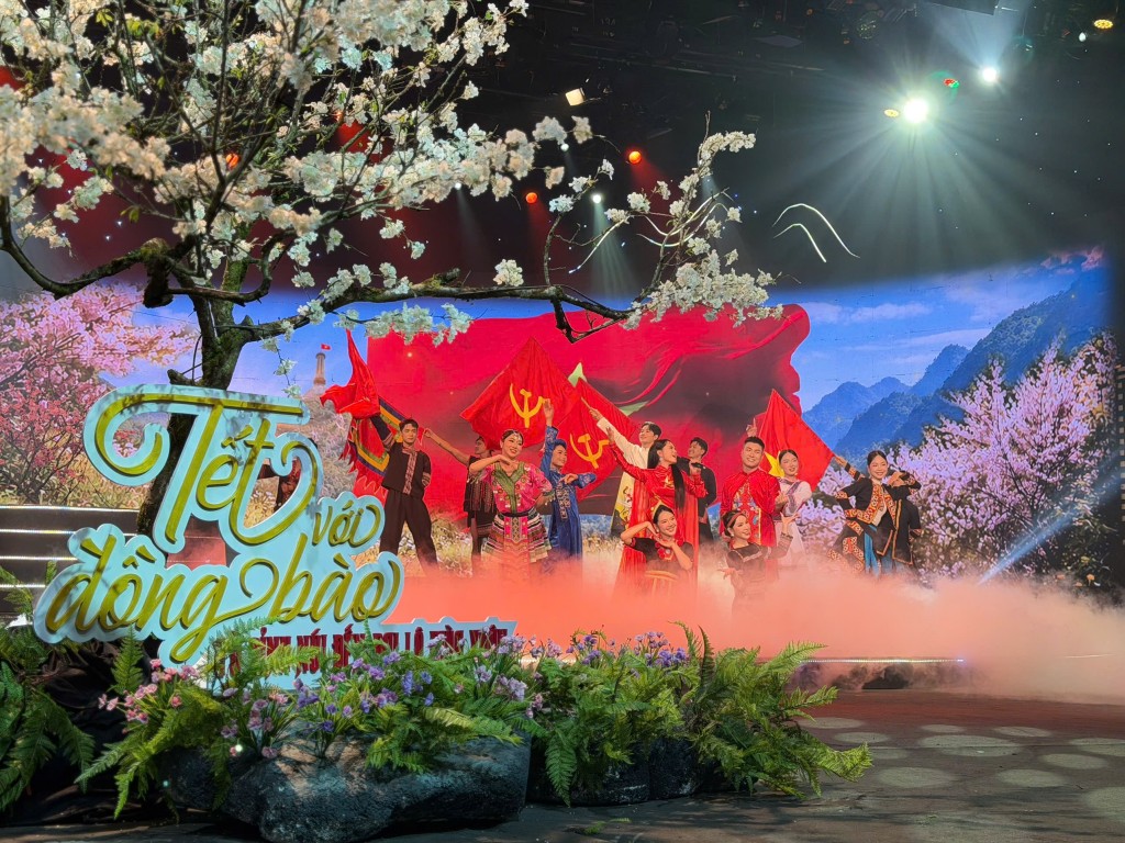 Nơi mùa xuân của bản làng hòa chung với đất nước