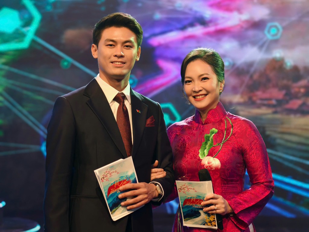 Dẫn dắt chương trình là 2 MC 