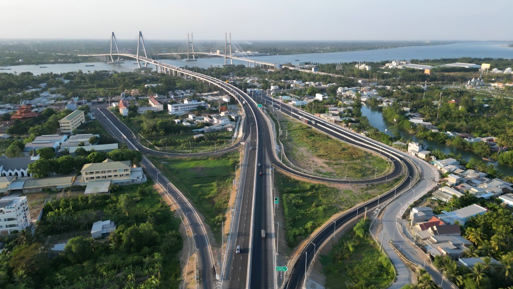 Hệ thống giao thông ngày càng hoàn thiện với cao tốc, quốc lộ, sân bay quốc tế đang mở ra dư địa phát triển mới cho Cần Thơ trong vai trò đô thị trung tâm vùng