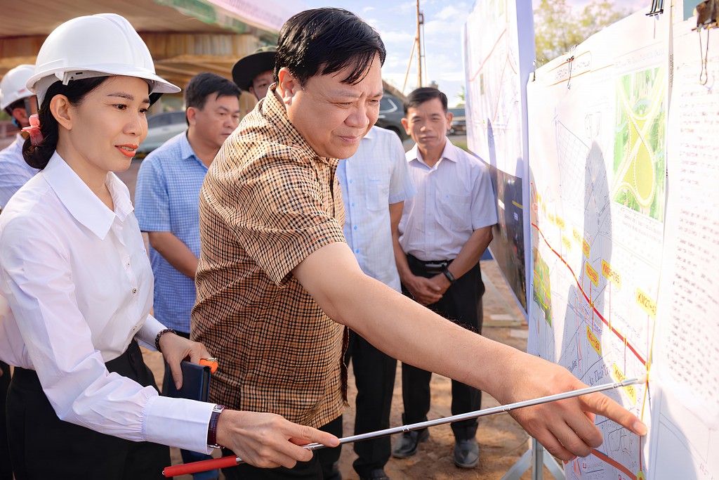 Chủ tịch UBND tỉnh Đồng Tháp Phạm Thành Ngại kiểm tra Dự án hạ tầng trọng điểm của tỉnh